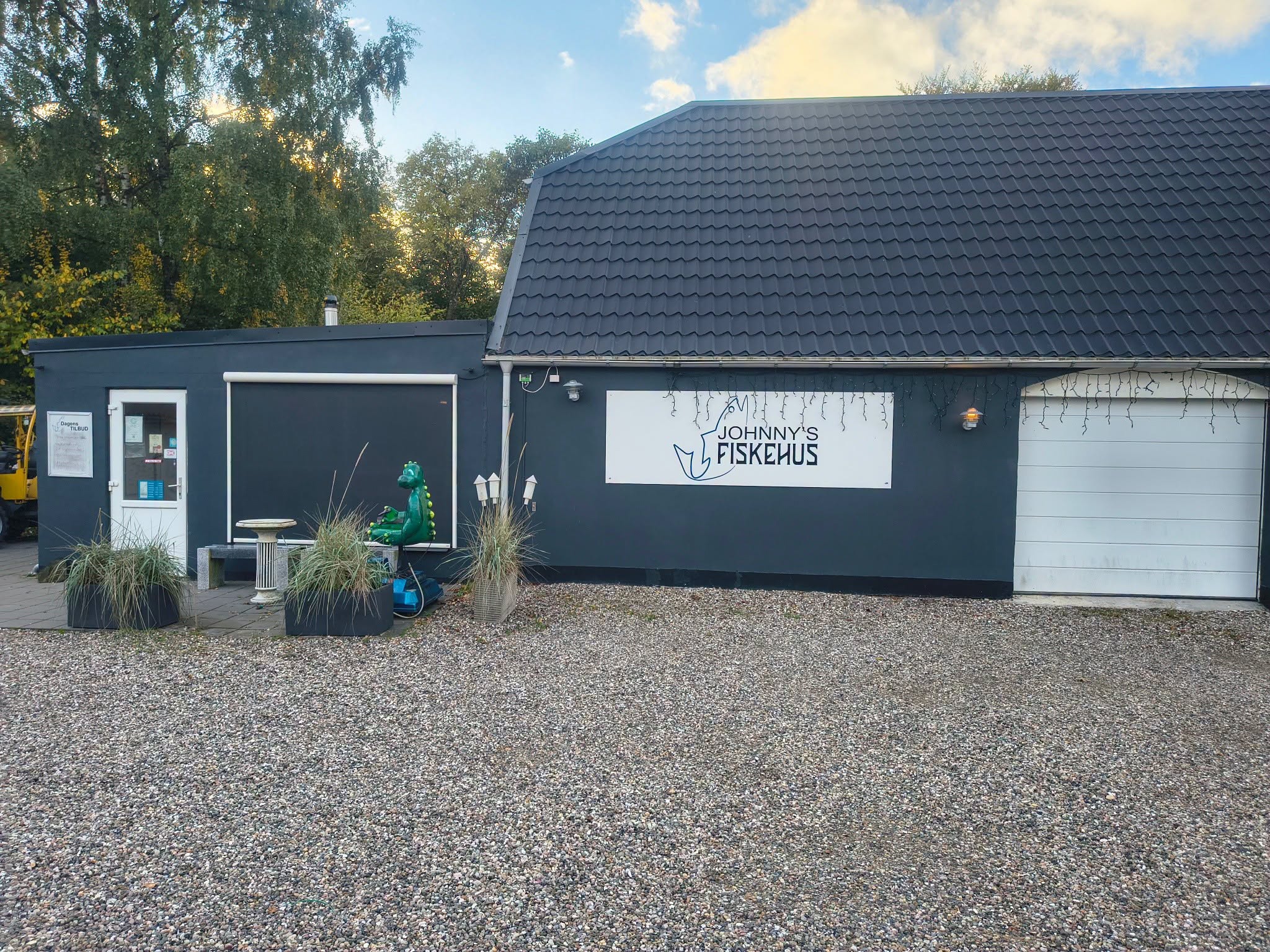 Facaden på Johnny’s Fiskehus med butikkens skilt ved indgangen