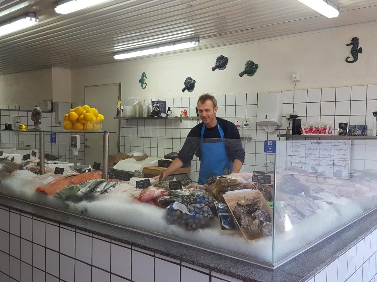 Johnny bag den fyldte fiskedisk i Johnny’s Fiskehus